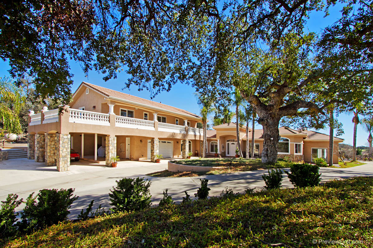 Entertainers paradise with great horse facilities and Apple Orchard