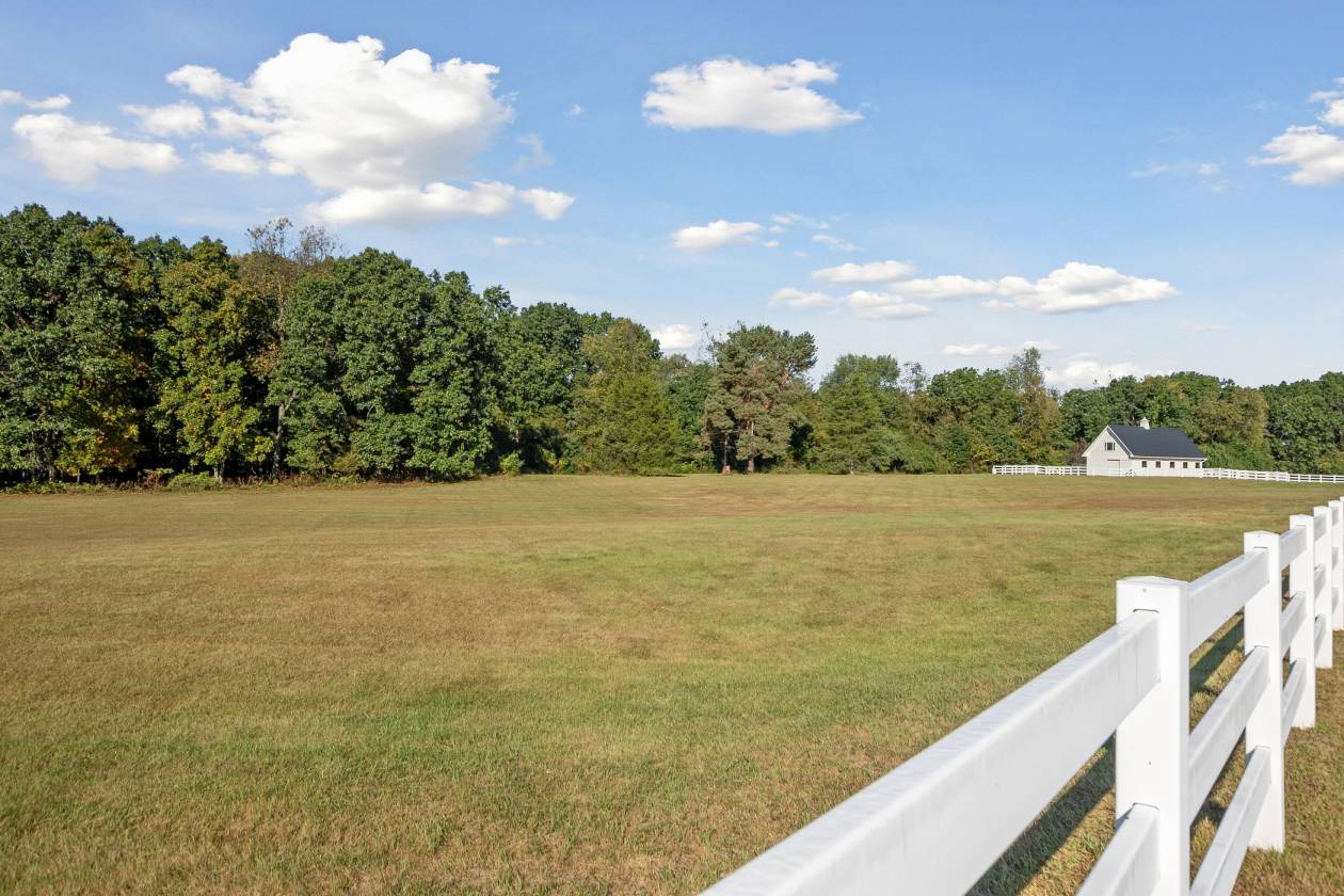 Beautiful equestrian estate on private all sports - photo 5