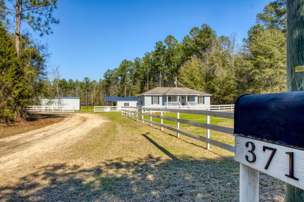 Turnkey & Private 2-Acre Horse Property - photo 1