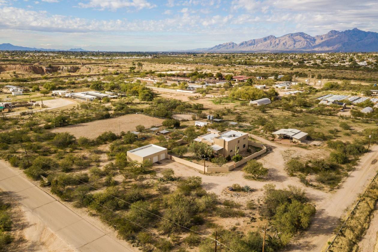 Tucson Horse Property with over half acre lighted arena. 4.22