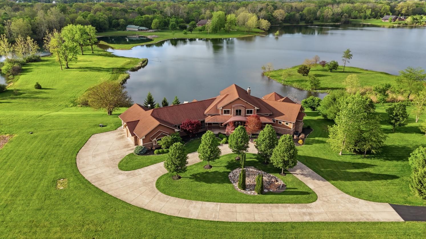 ASPEN-INSPIRED ESTATE ON 28 ACRES BACKS TO LAKE - photo 1