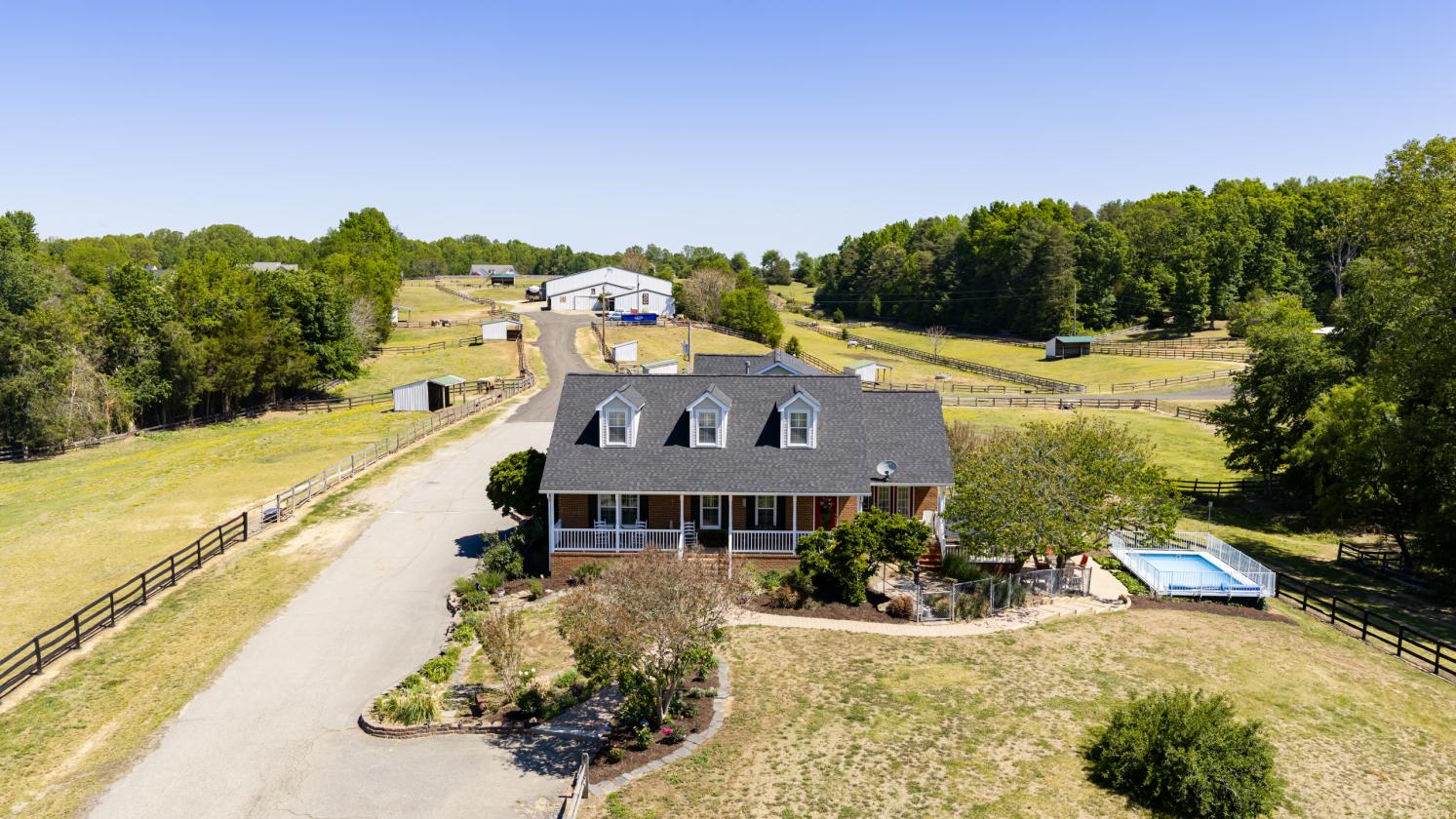 EKG Stables: 36-Acre Turnkey Equestrian Paradise - photo 27