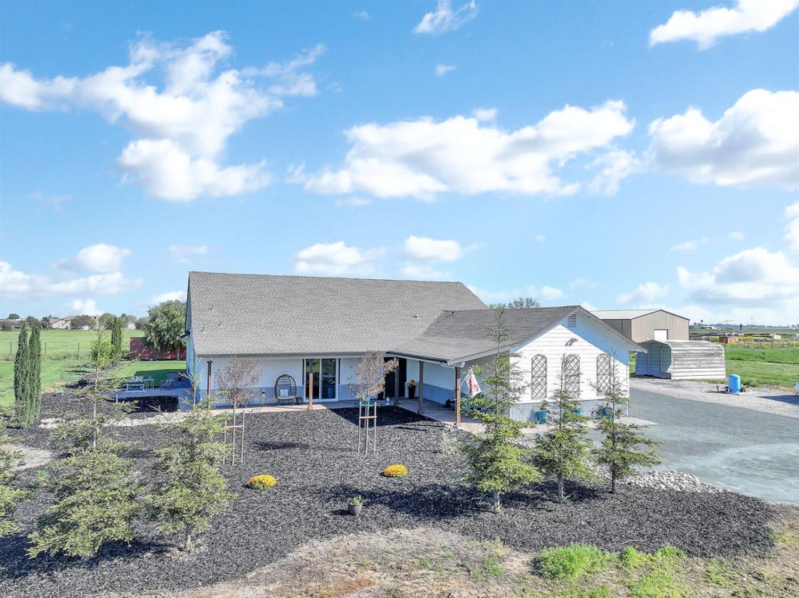 Newer custom single-story home - photo 1