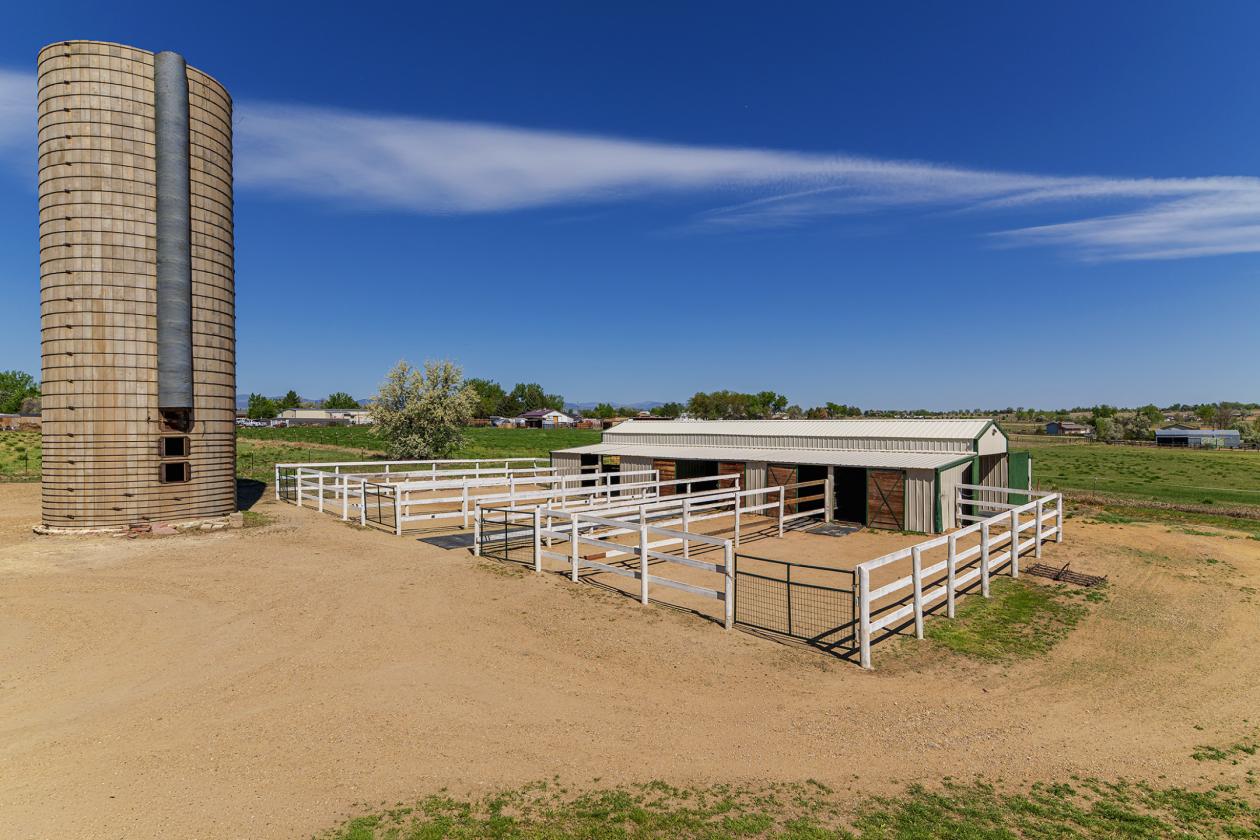 Well-situated Equine property with Frontrange view - photo 16