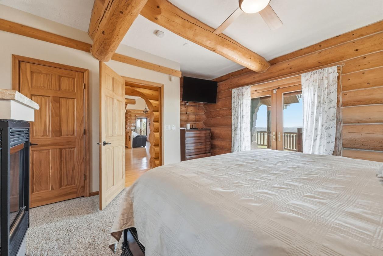 Luxury Log Home, Equestrian Lifestyle, 18 Acres - photo 13