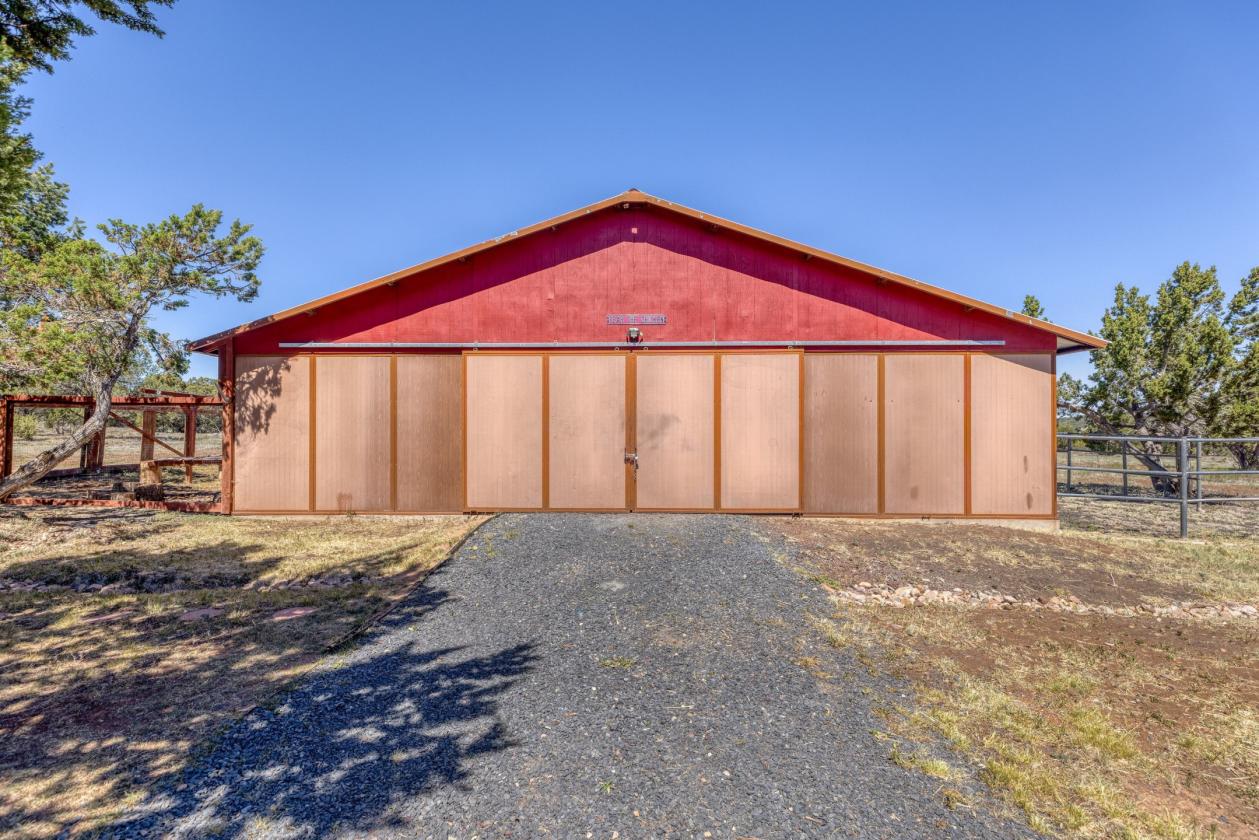 4-STALL BARN, 10 ACRES, RV HOOKUPS, HOME - photo 5