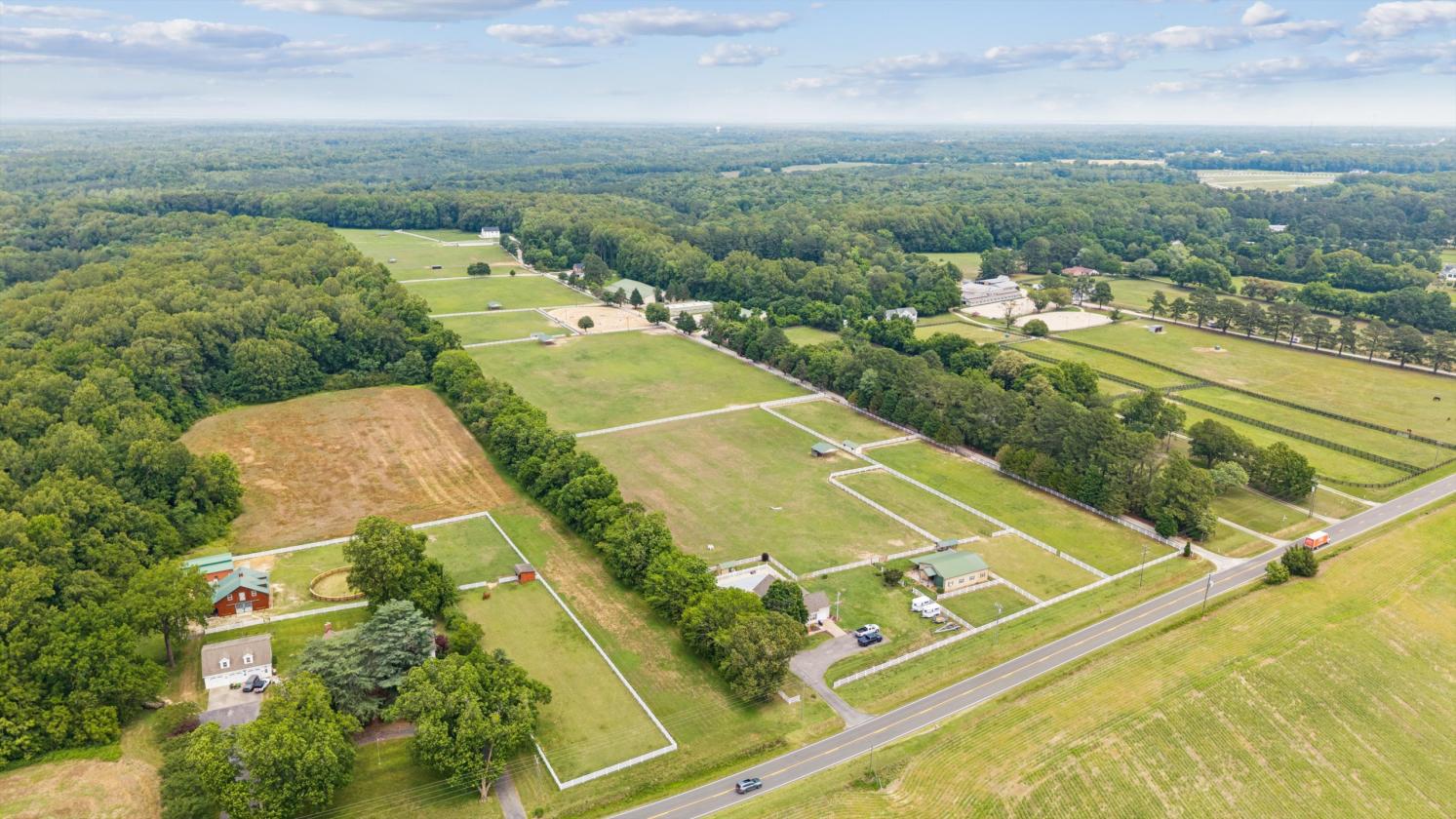 Cedar Valley Farms Indoor arena, 37 stalls, 40 acres - photo 3