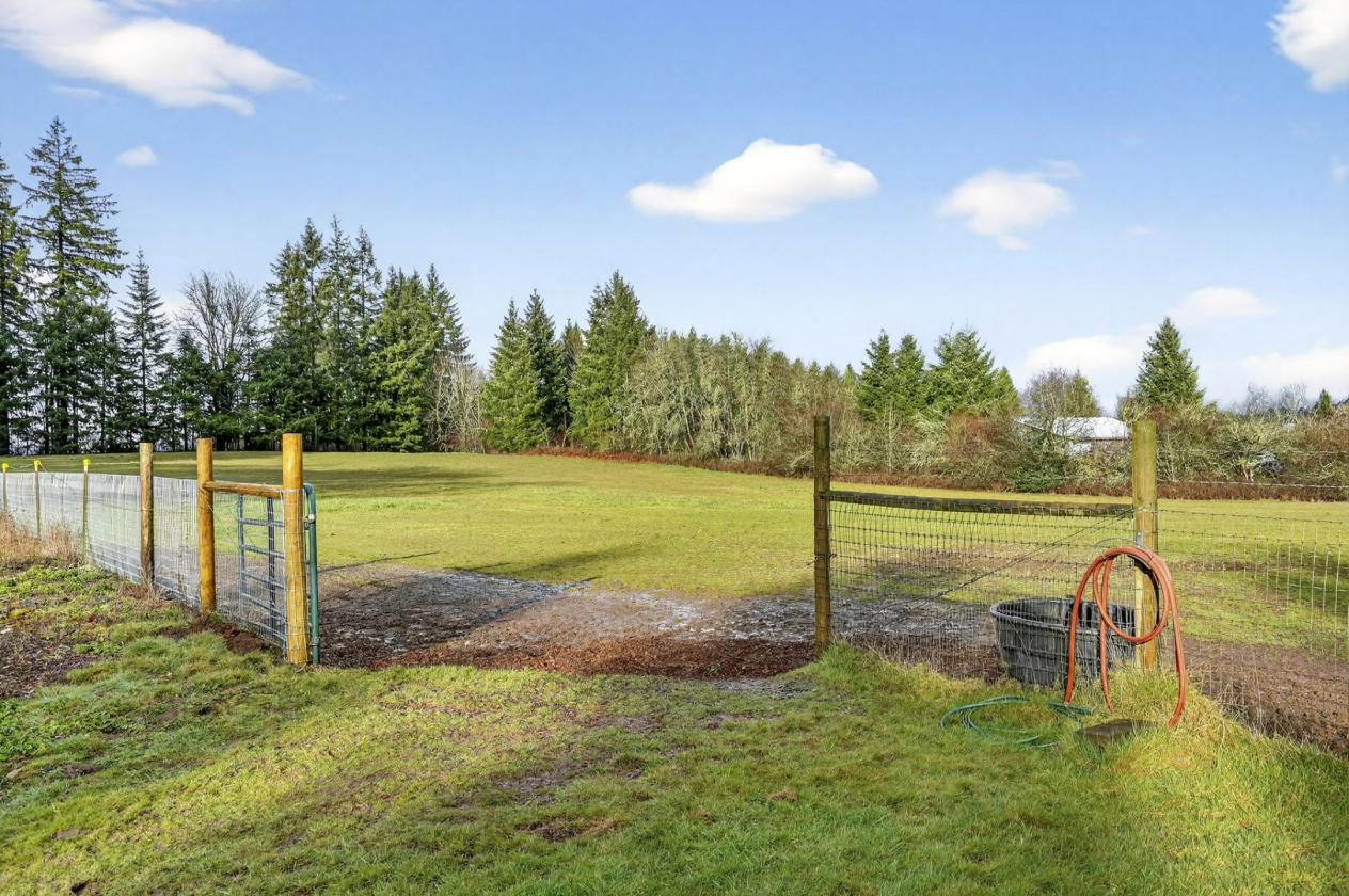 Huge Arena, Ample Pasture & Spacious Home - photo 9