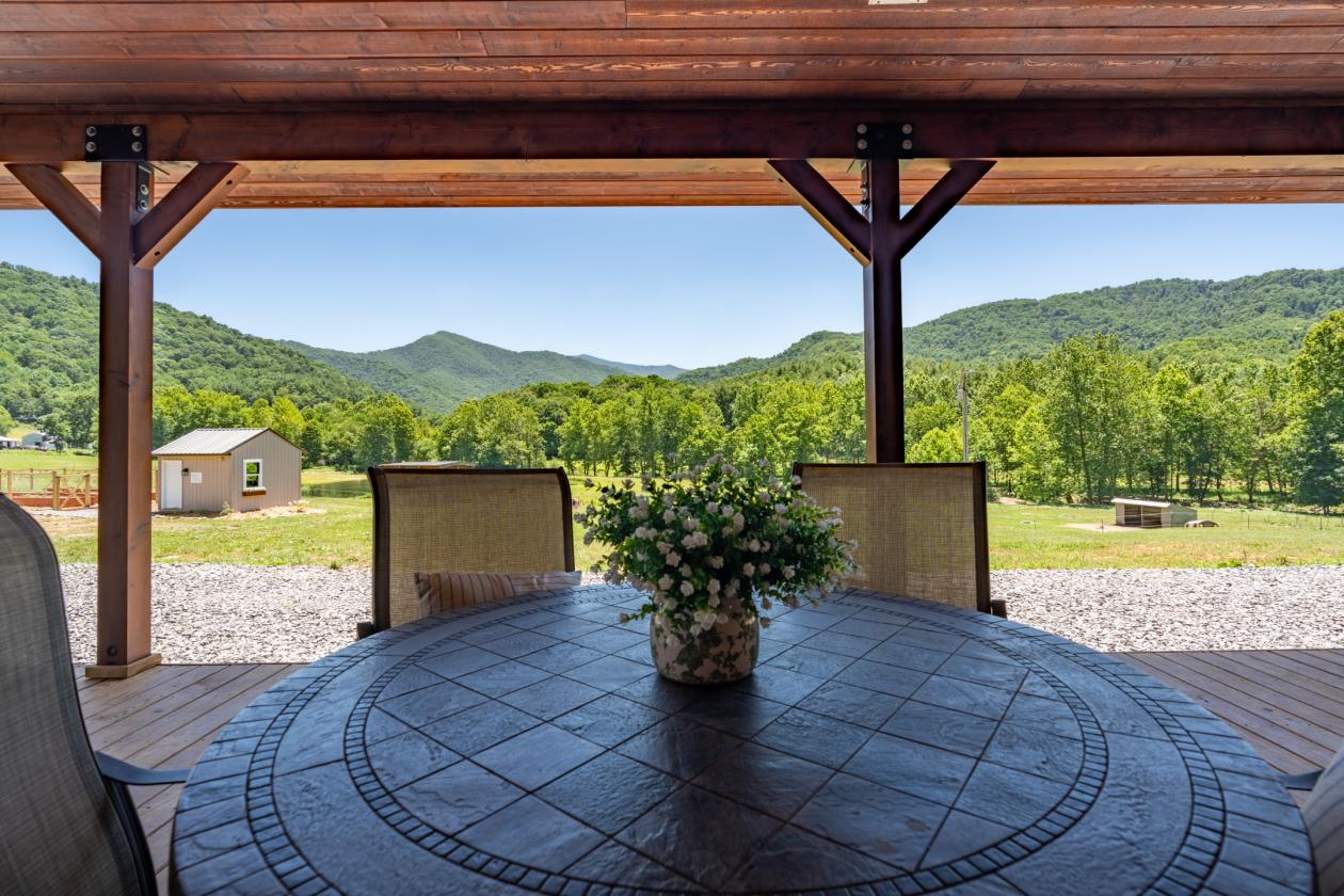 Timber-Frame Estate With Mountain Views - photo 12