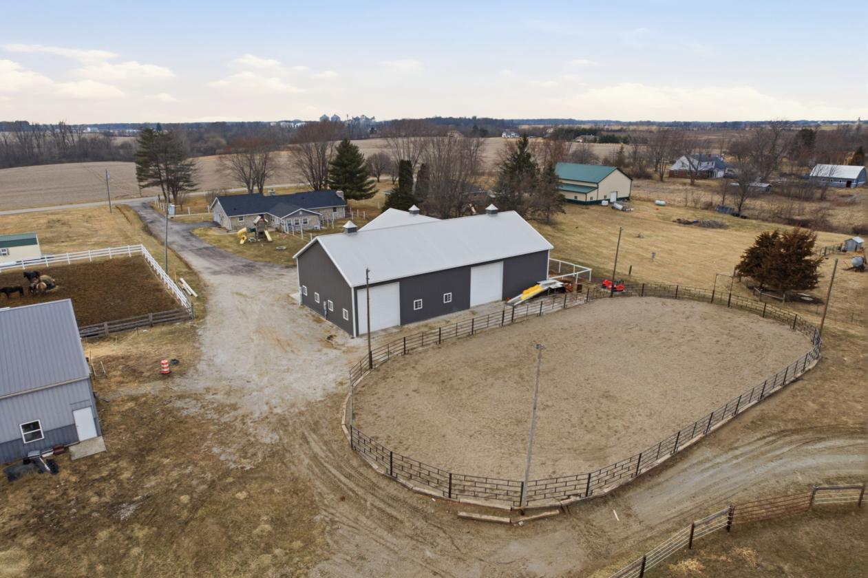 Private horse property with a modern touch! - photo 6
