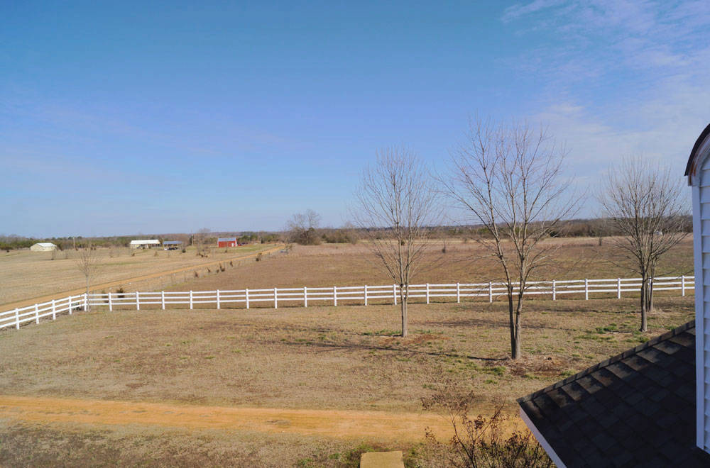 Beautiful 5 BR home on 24 acres with 18 stall... Starkville