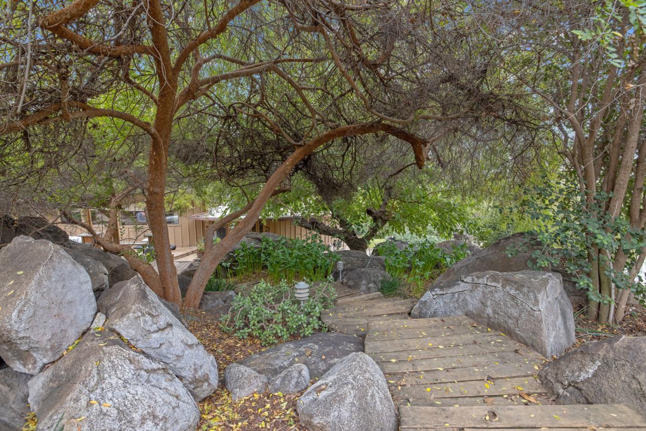 200 acres, two Harry Gesner homes, foothills - photo 14