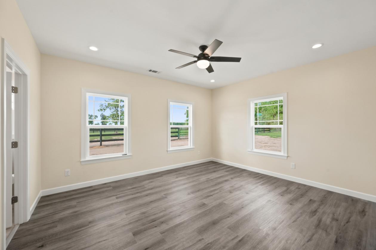 New Move-In Ready Equestrian Home on 8.72 Acres - photo 10