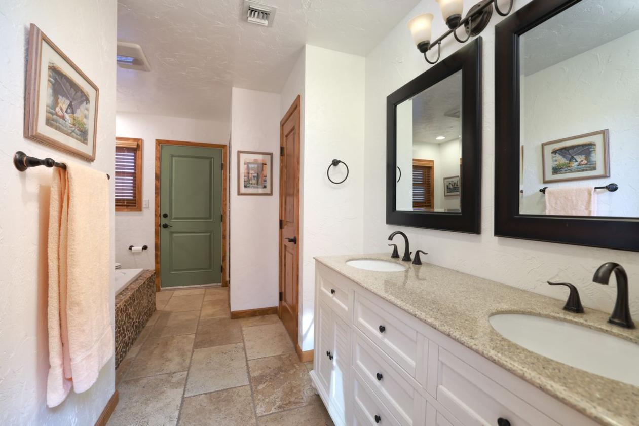 Elegant Custom Home with Grass Pastures - photo 21