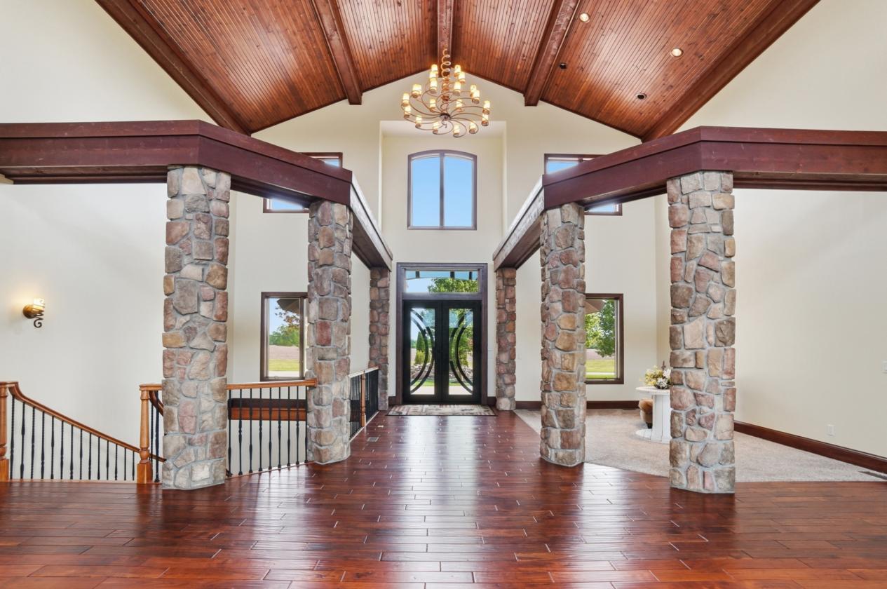 ASPEN-INSPIRED ESTATE ON 28 ACRES BACKS TO LAKE - photo 23