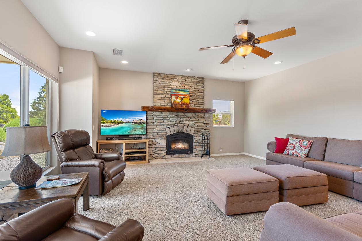 Custom 5-Acre Horse Ranch with Stunning Views - photo 9