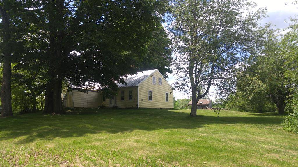 Classic antique centerchimney cape with large 2story, 3 stall barn
