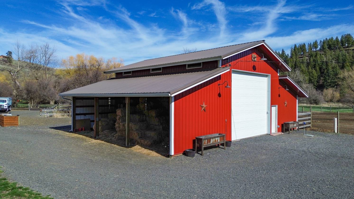 Beautiful homestead on 28 acres - photo 15