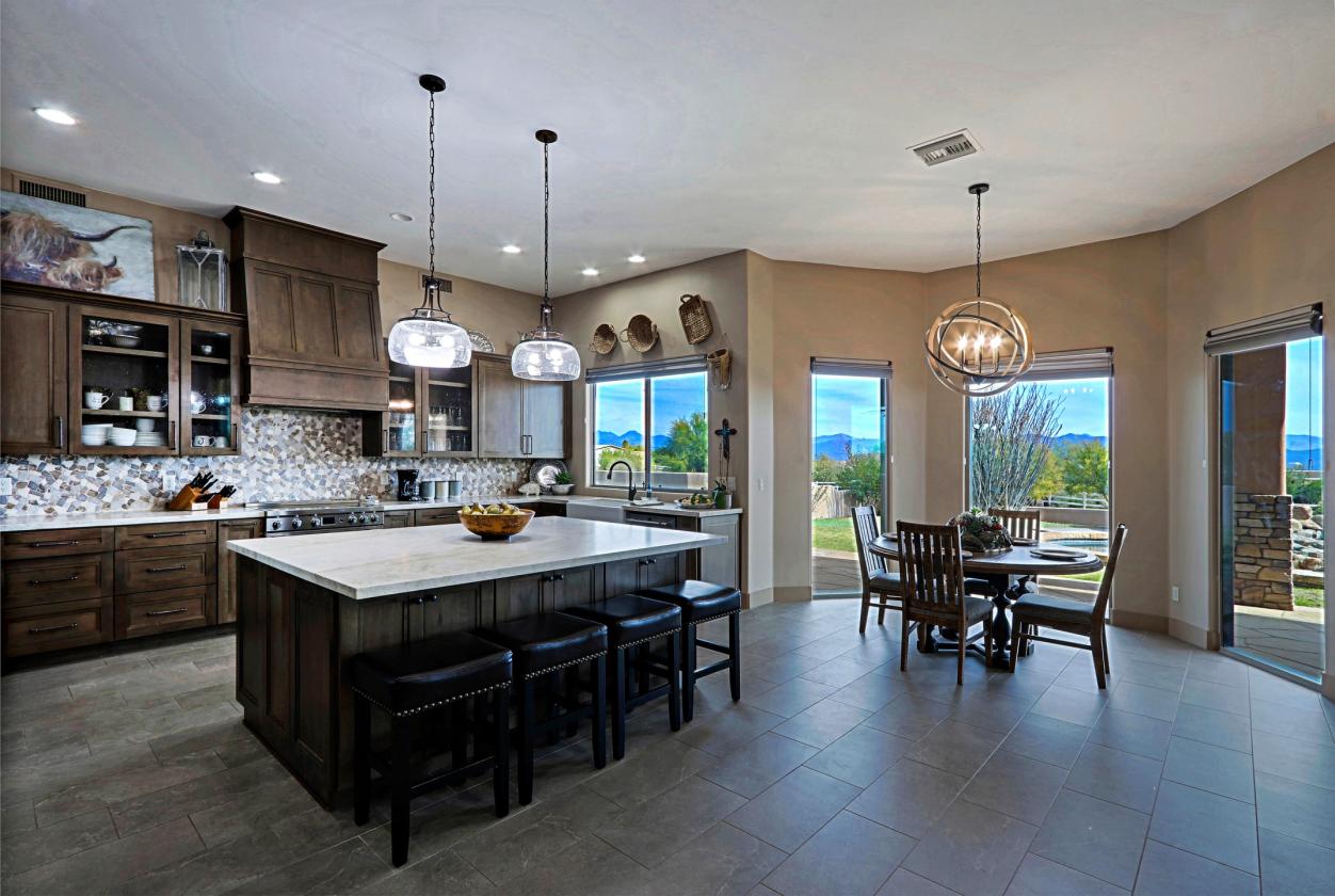 Exceptional 5 Acre Estate with a Designer Barn - photo 12