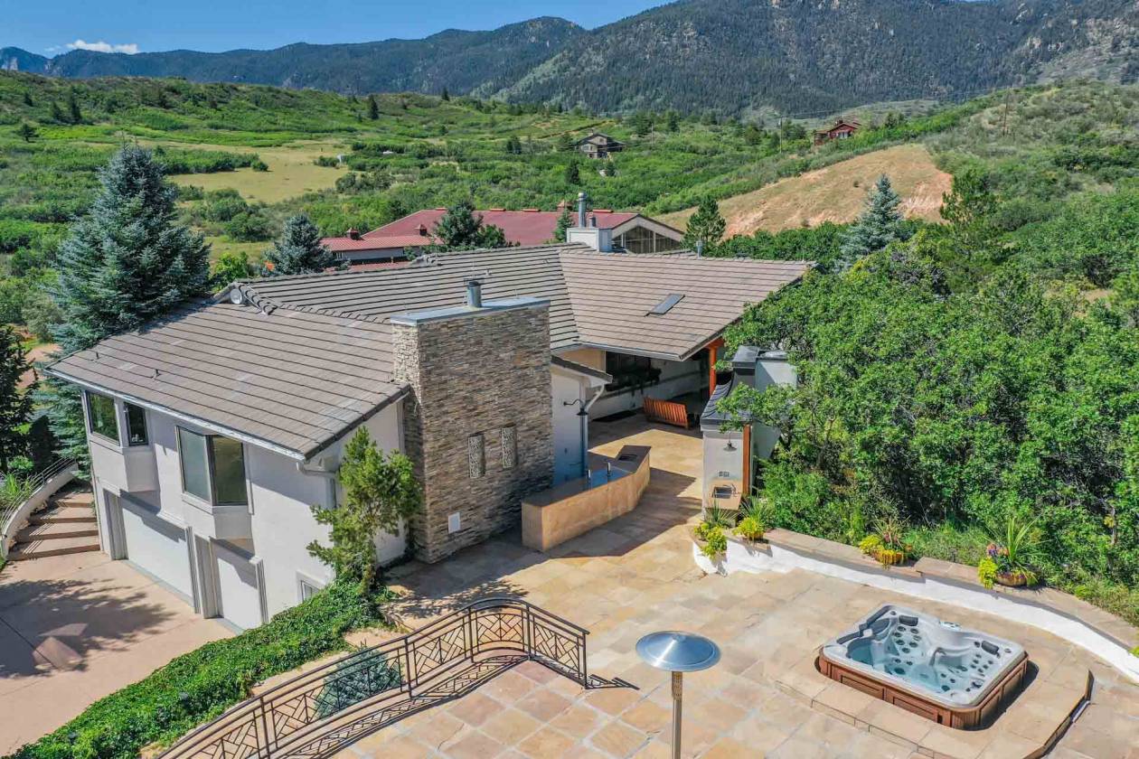 Equestrian Estate with Luxury Contemporary Home & Indoor Riding Arena - photo 24