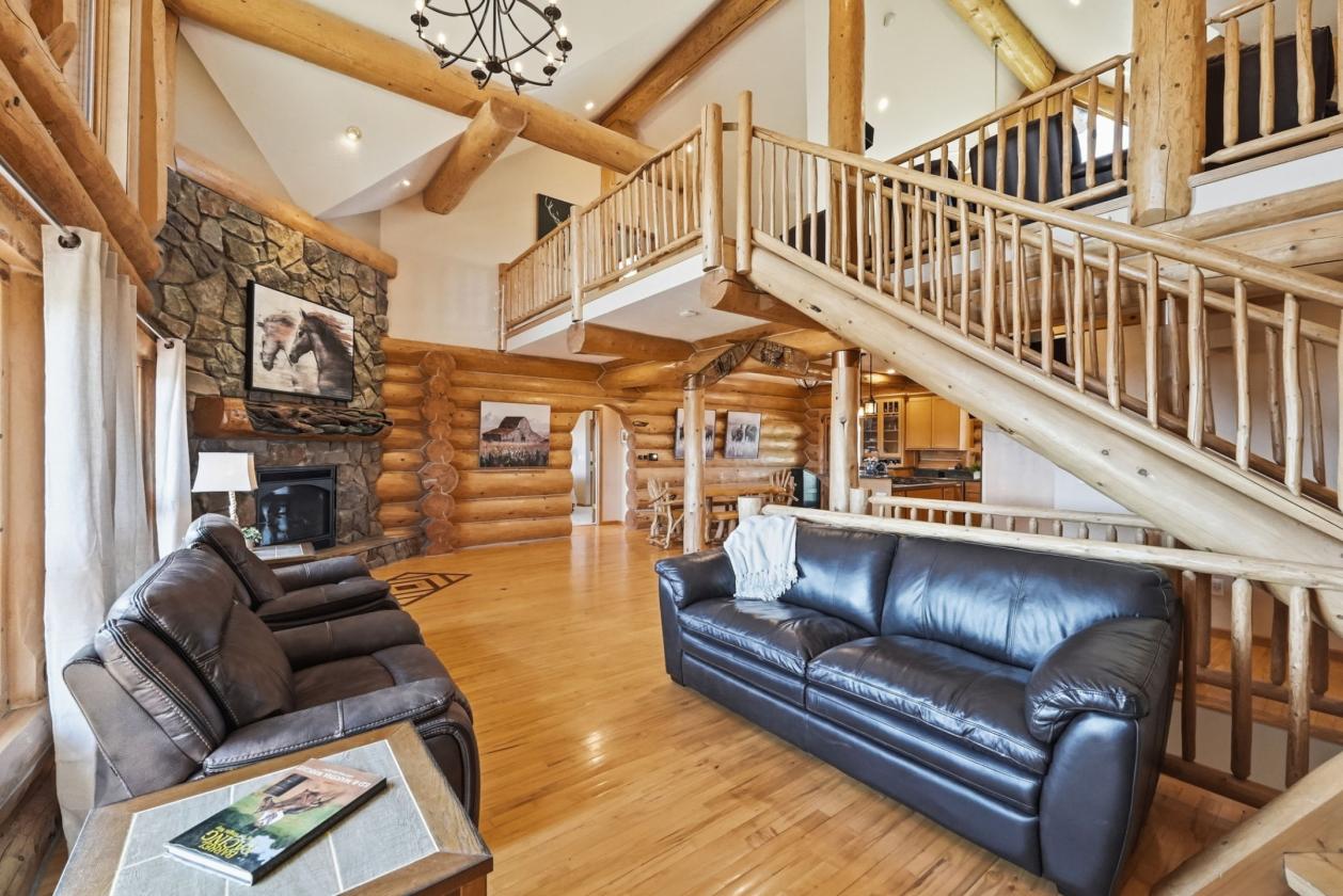 Luxury Log Home, Equestrian Lifestyle, 18 Acres - photo 8