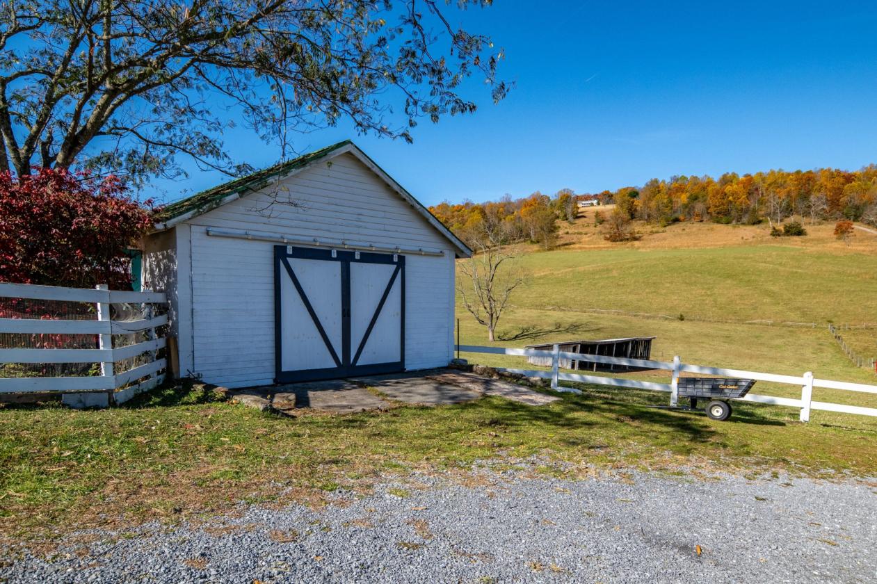 Beautiful Horse Property on 16.13 Acres - photo 21