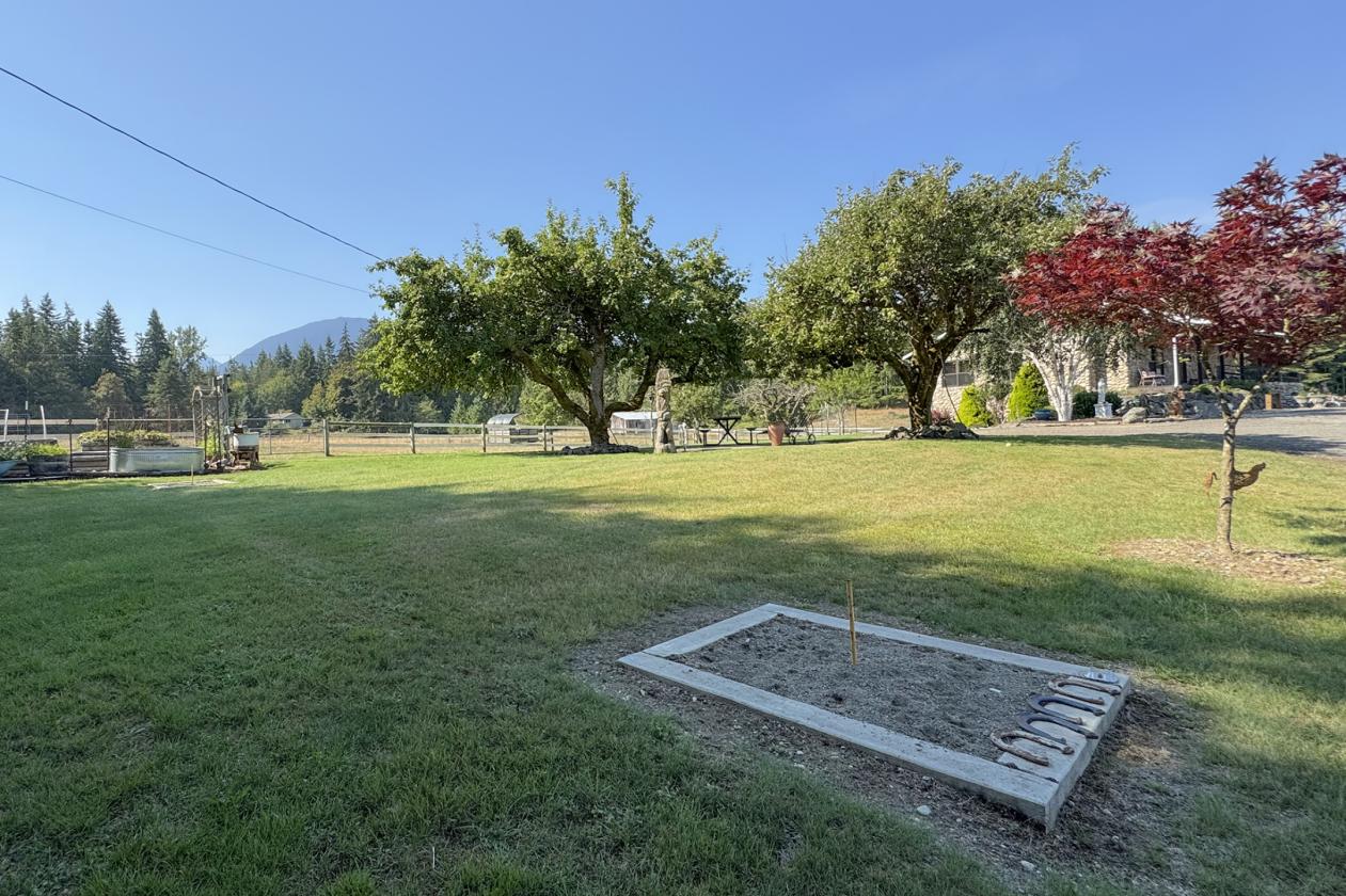 18+ Acre Turn-Key Ranch With Mountain Views - photo 18