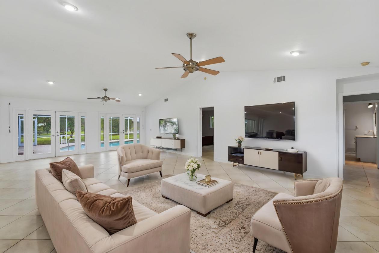 Rural LARGE pool home with inlaw suite and Acreage - photo 11