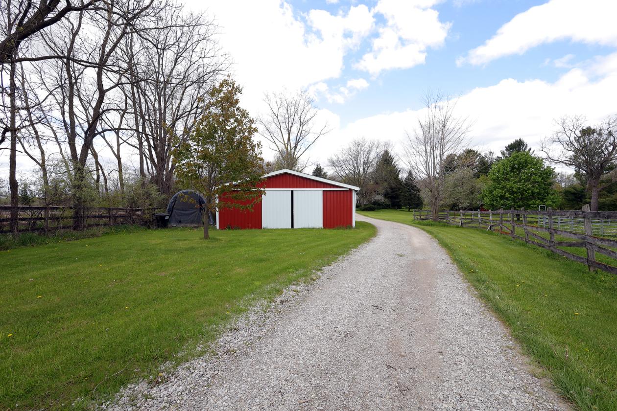 Perfect small horse farm with fenced pastures - photo 3