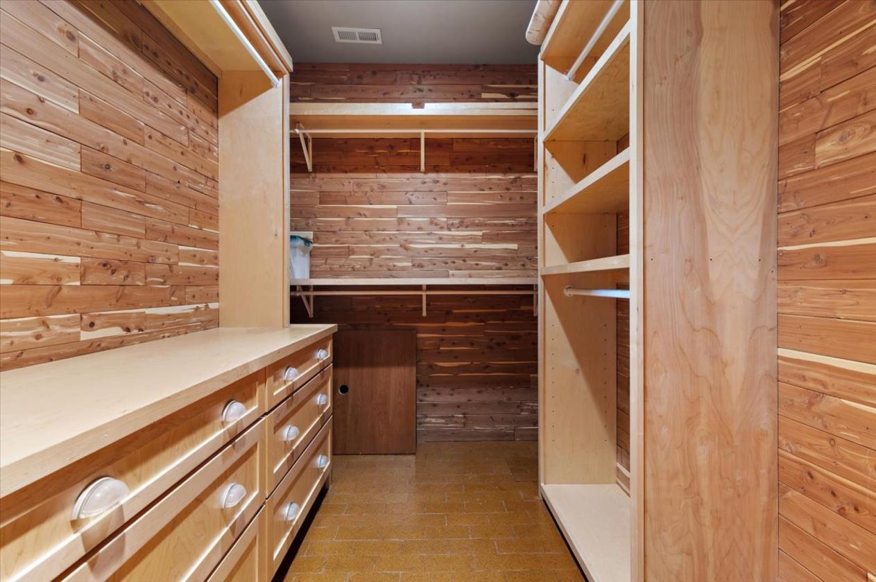 Pueblo ranch with 27,125 sq ft building - photo 12