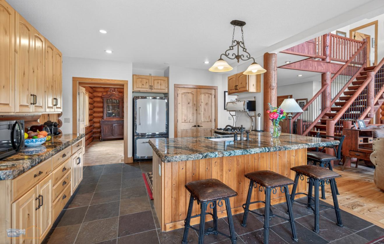 Log Home on 40 Acres! - photo 10