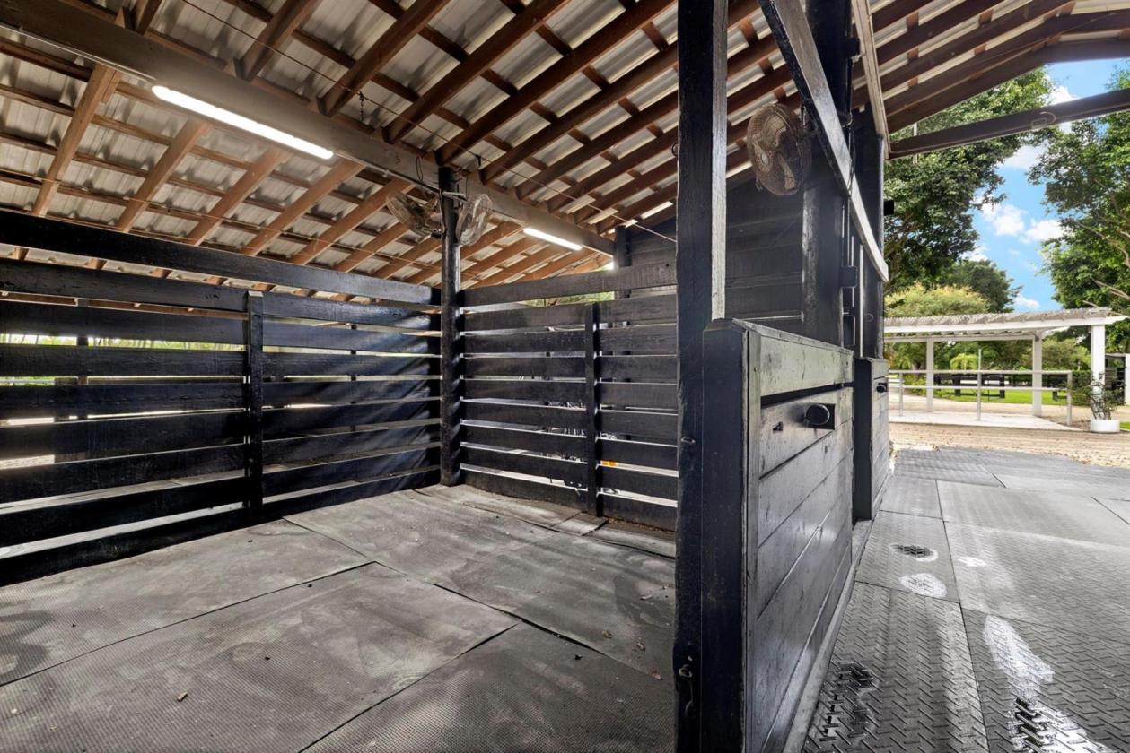 Horse Farm 11 Acres w/ 50 Stalls + groom cottages - photo 18
