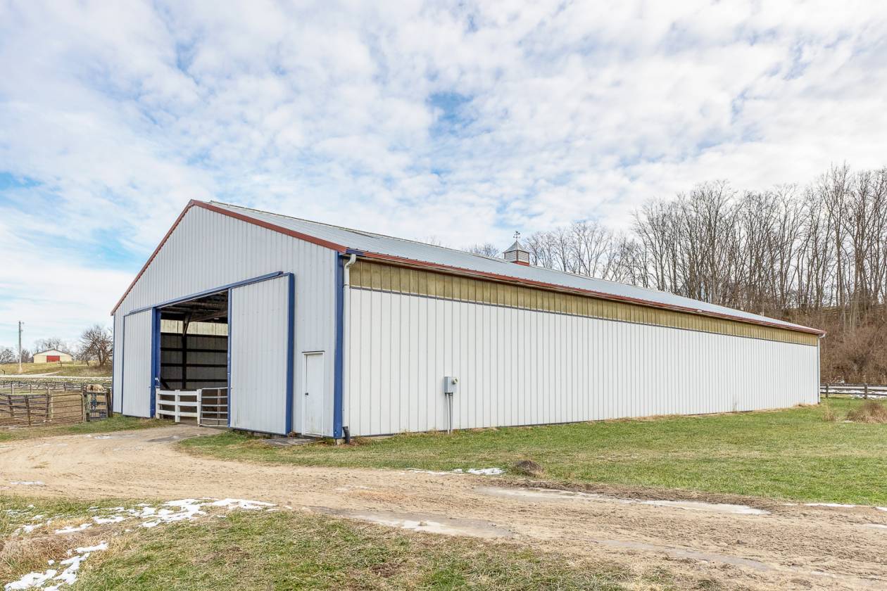 30 ACRE HORSE FACILITY - 30 STALLs + INDOOR + HOME - photo 3