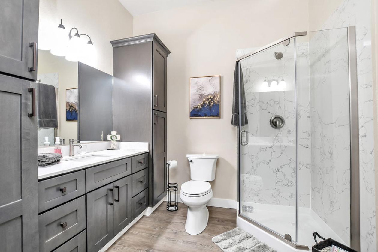 Newer custom single-story home - photo 17