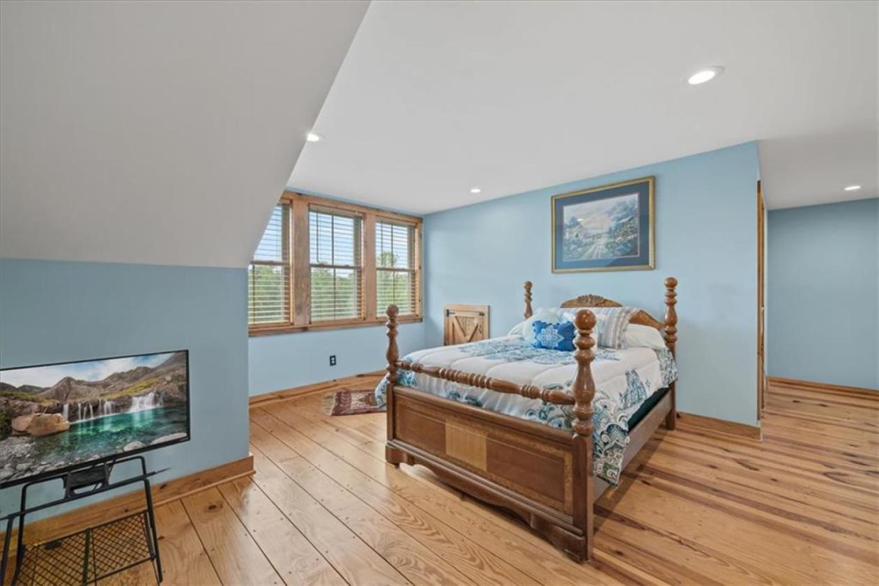 Farmhouse with Southern Hospitality & Open Pastures - photo 19