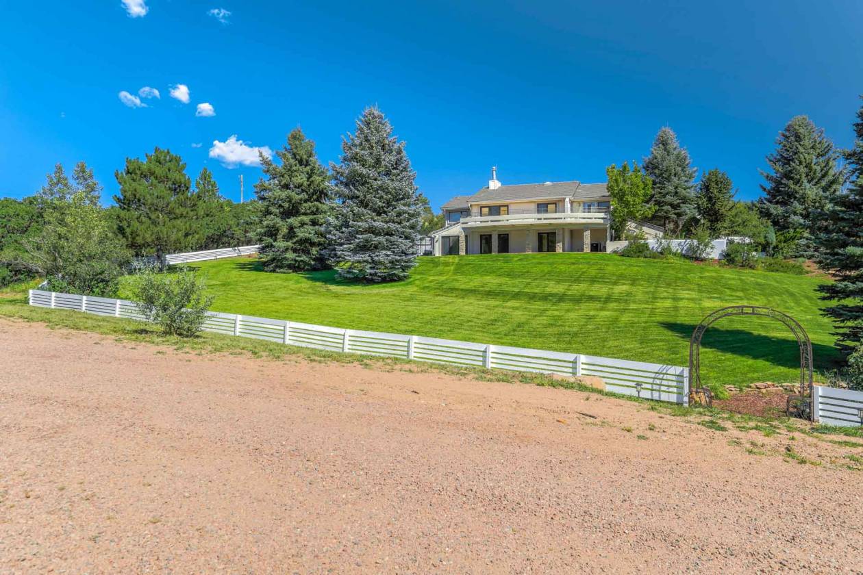 Equestrian Estate with Luxury Contemporary Home & Indoor Riding Arena - photo 28