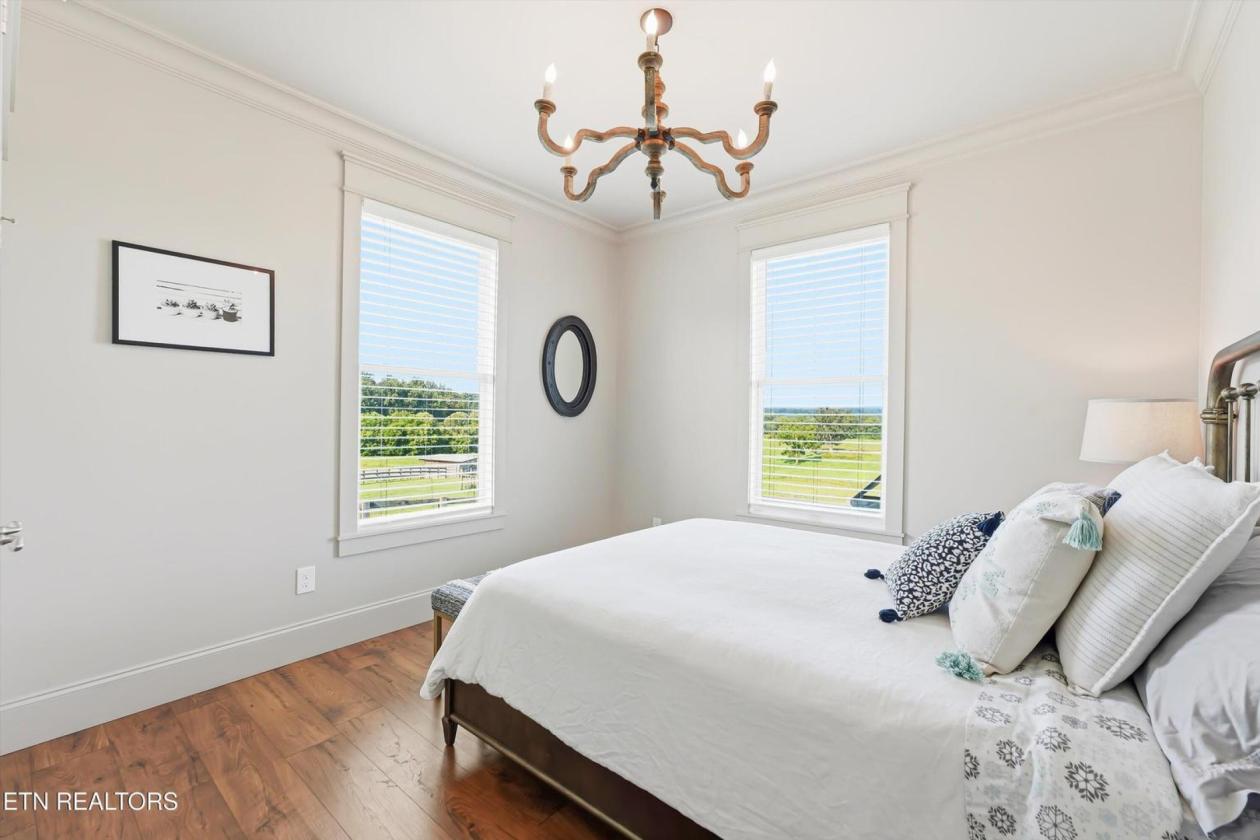 Exceptional horse ranch on 52 acres - photo 9