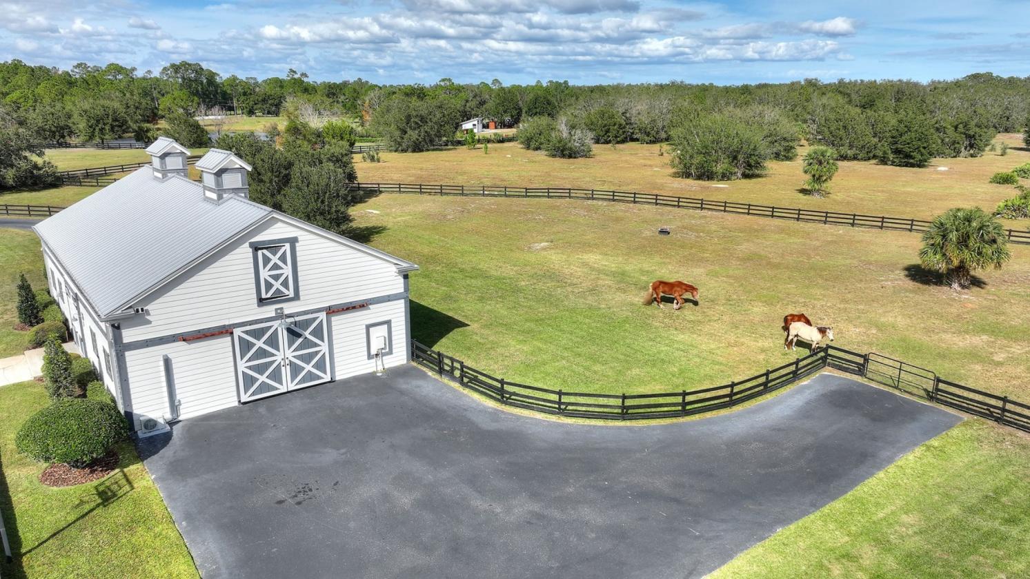 Zoelyon | Equestrian Estate with 5 Stall Barn - photo 2
