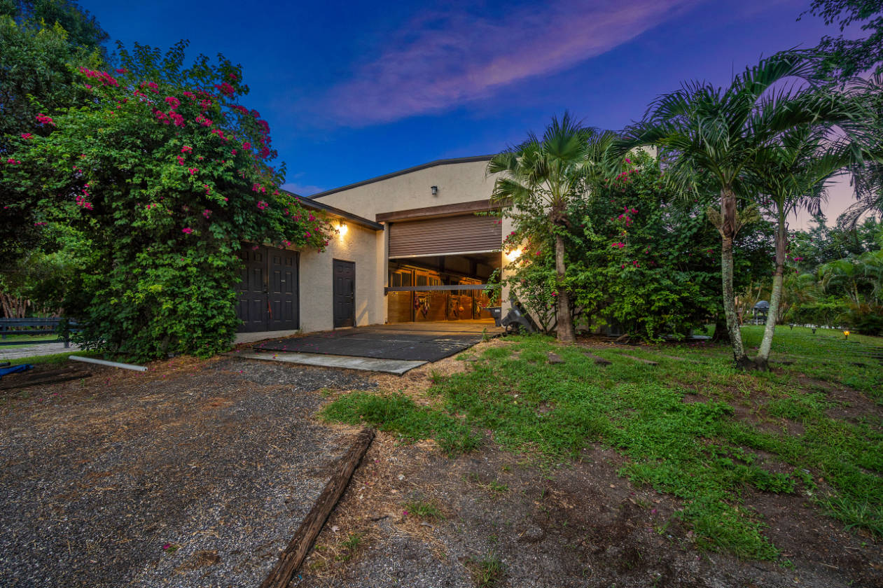 WELLINGTON EQUESTRIAN ESTATE WITH HOUSE AND BARN Wellington, Palm