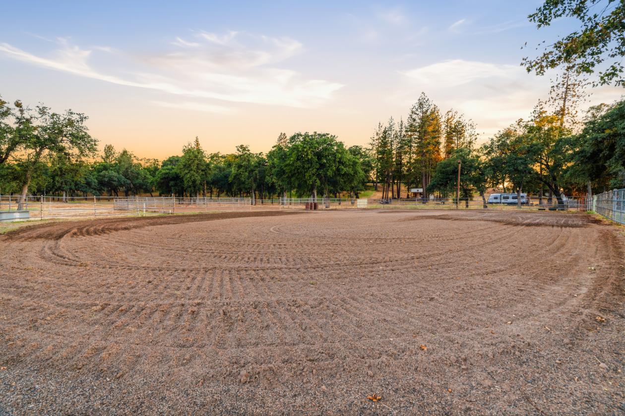 58 Acre Luxury Ranch - Barn, Arena, Pool, 9 parcels - photo 10