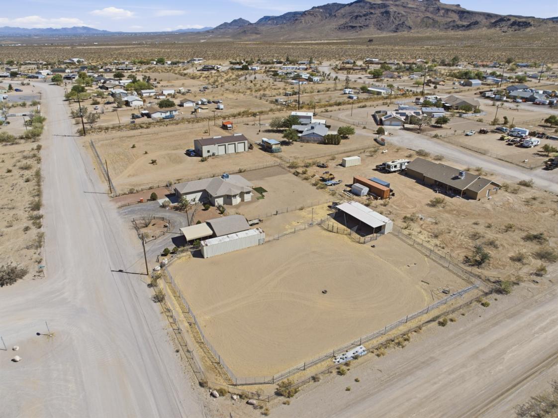 Turnkey horse property with 3 stalls and mnt views - photo 4