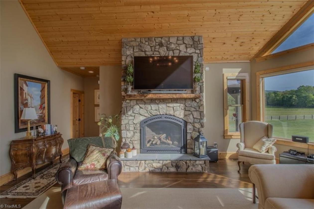 Luxury equestrian farm with custom home - photo 6