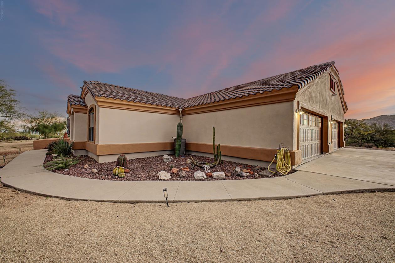 2.5 ACRES w/ CUSTOM HOME - JUST NEEDS HORSE SET-UP - photo 8