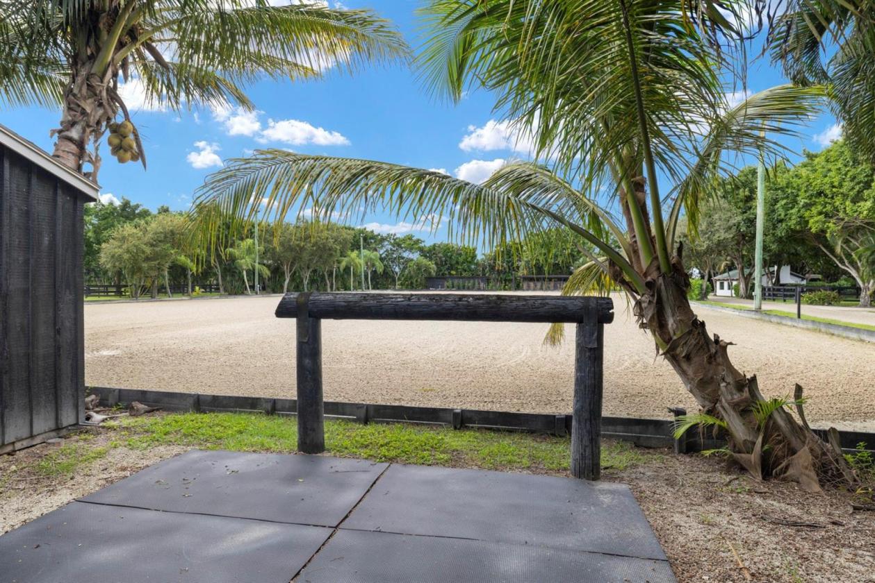 Horse Farm 11 Acres w/ 50 Stalls + groom cottages - photo 9