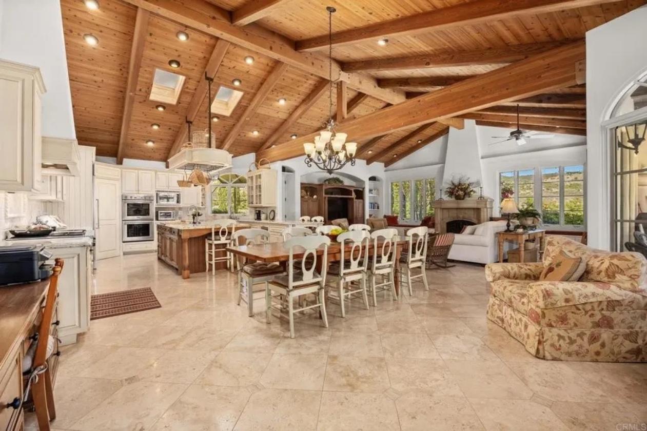 Italian Villa in Prestigious Equestrian Community - photo 17