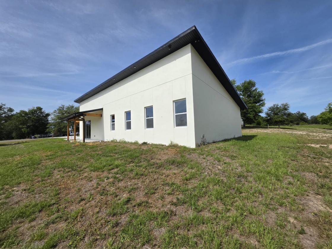 MODERN EQUESTRIAN RETREAT WITH SWEEPING PASTURE VI - photo 7