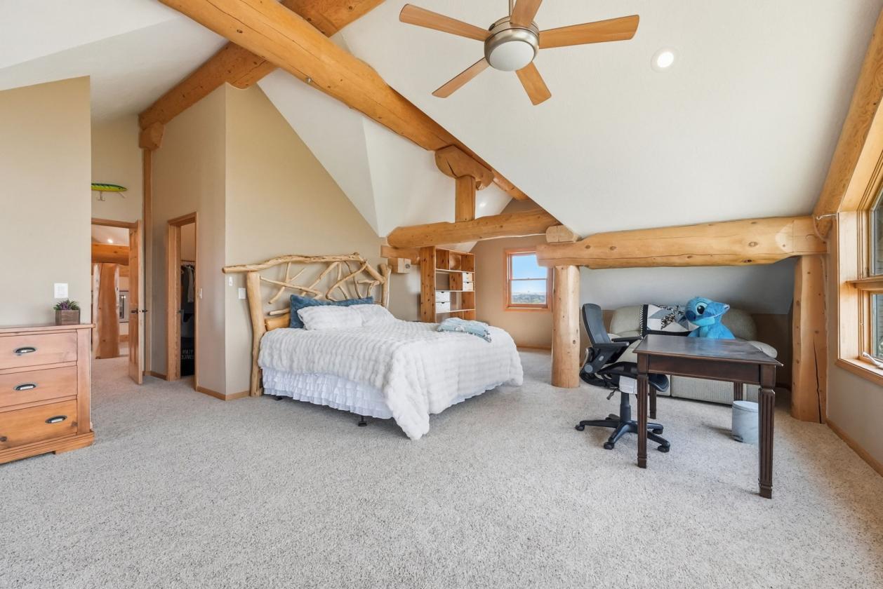 Luxury Log Home, Equestrian Lifestyle, 18 Acres - photo 21