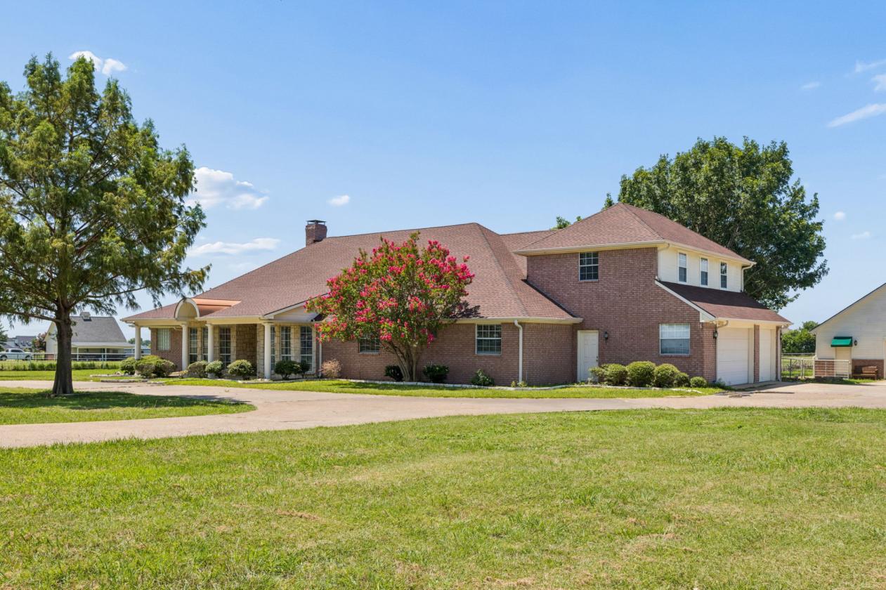 LUXURY MEETS COUNTRY LIFE ON 7.5 PICTURESQUE ACRES - photo 5