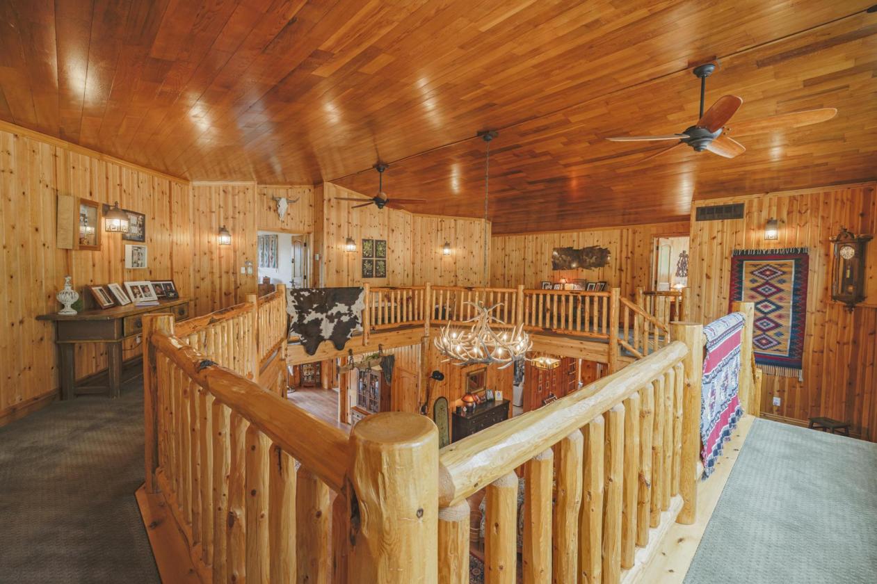 Stunning custom estate, bring your horses! - photo 17