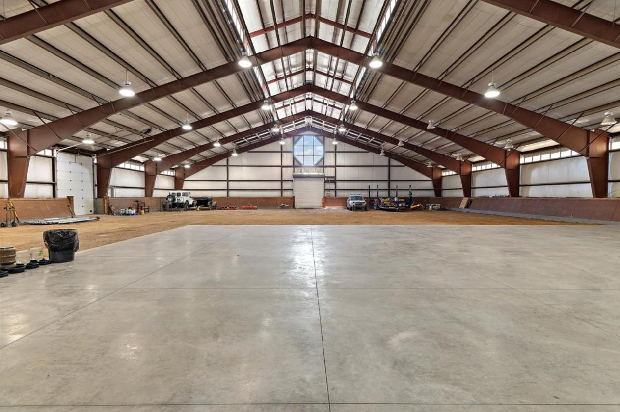 Pueblo ranch with 27,125 sq ft building - photo 19